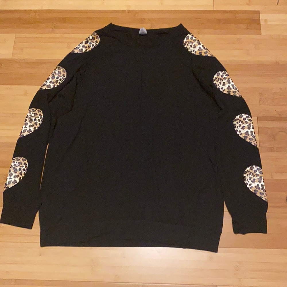 🖤🤎 Black top with cute leopard hearts on both sleeves